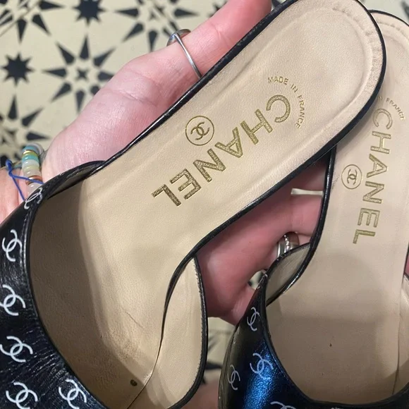 CHANEL Black CC-Logo Pointed Toe Patent Leather Mules - Picture 6 of 6